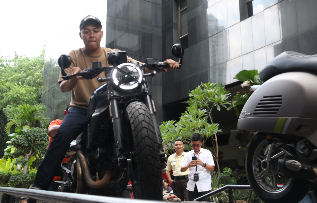 Petugas memindahkan barang sitaan sebuah kendaraan roda empat terkait kasus pemerasan K3 di Kementerian Ketenagakerjaan (Kemnaker) ke mobil derek atau towing di kawasan Gedung Merah Putih KPK, Kuningan, Jakarta Selatan, Rabu (1/10/2025). (Beritanasional.com/Oke Atmaja)