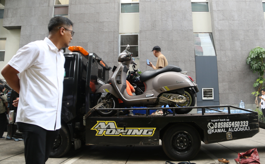 Petugas memindahkan barang sitaan sebuah kendaraan roda empat terkait kasus pemerasan K3 di Kementerian Ketenagakerjaan (Kemnaker) ke mobil derek atau towing di kawasan Gedung Merah Putih KPK, Kuningan, Jakarta Selatan, Rabu (1/10/2025). (Beritanasional.com/Oke Atmaja)