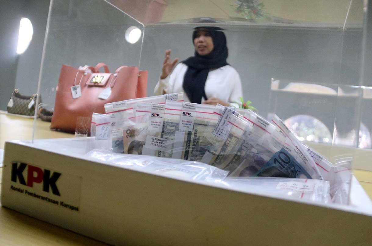 Petugas KPK menunjukkan arloji hasil rampasan KPK saat Rilis Barang Sitaan Perkara Kemnaker dan Penyerahan Uang Rampasan Perkara PT. Taspen di Gedung Rupbasan KPK, Jakarta, Rabu (24/6/2026).  (Beritanasional.com/Oke Atmaja)