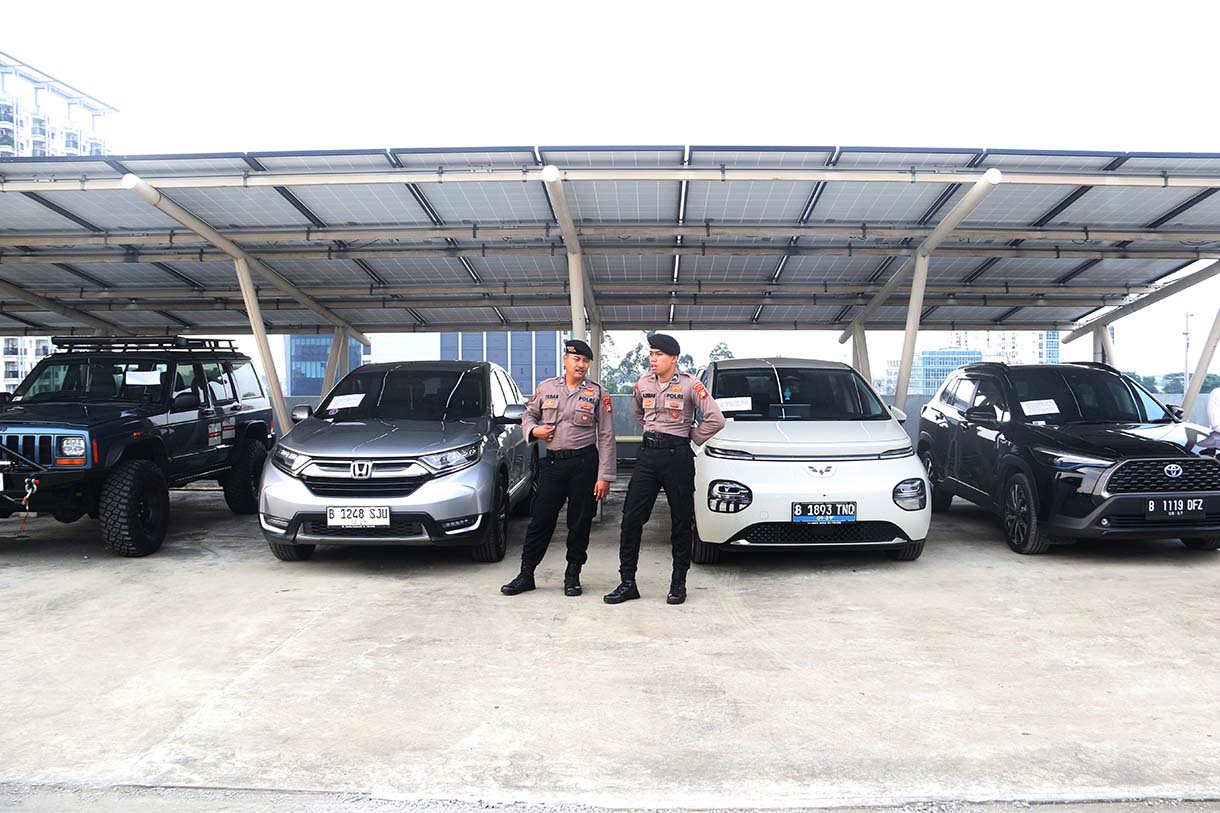 Petugas KPK menunjukkan arloji hasil rampasan KPK saat Rilis Barang Sitaan Perkara Kemnaker dan Penyerahan Uang Rampasan Perkara PT. Taspen di Gedung Rupbasan KPK, Jakarta, Rabu (24/6/2026).  (Beritanasional.com/Oke Atmaja)