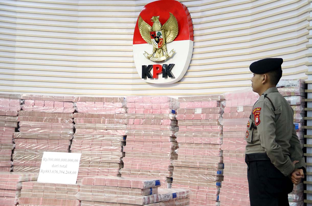 Plt Deputi Penindakan dan Eksekusi KPK, Asep Guntur Rahayu kanan menyerahkan secara simbolis uang rampasan kasus korupsi Taspen senilai Rp 883 Miliar kepada Direktur Utama PT Taspen, Rony Hanityo Aprianto di Gedung Merah Putih, KPK, Kuningan, Jakarta, Kamis (20/11/2025).  (Beritanasional.com/Oke Atmaja)