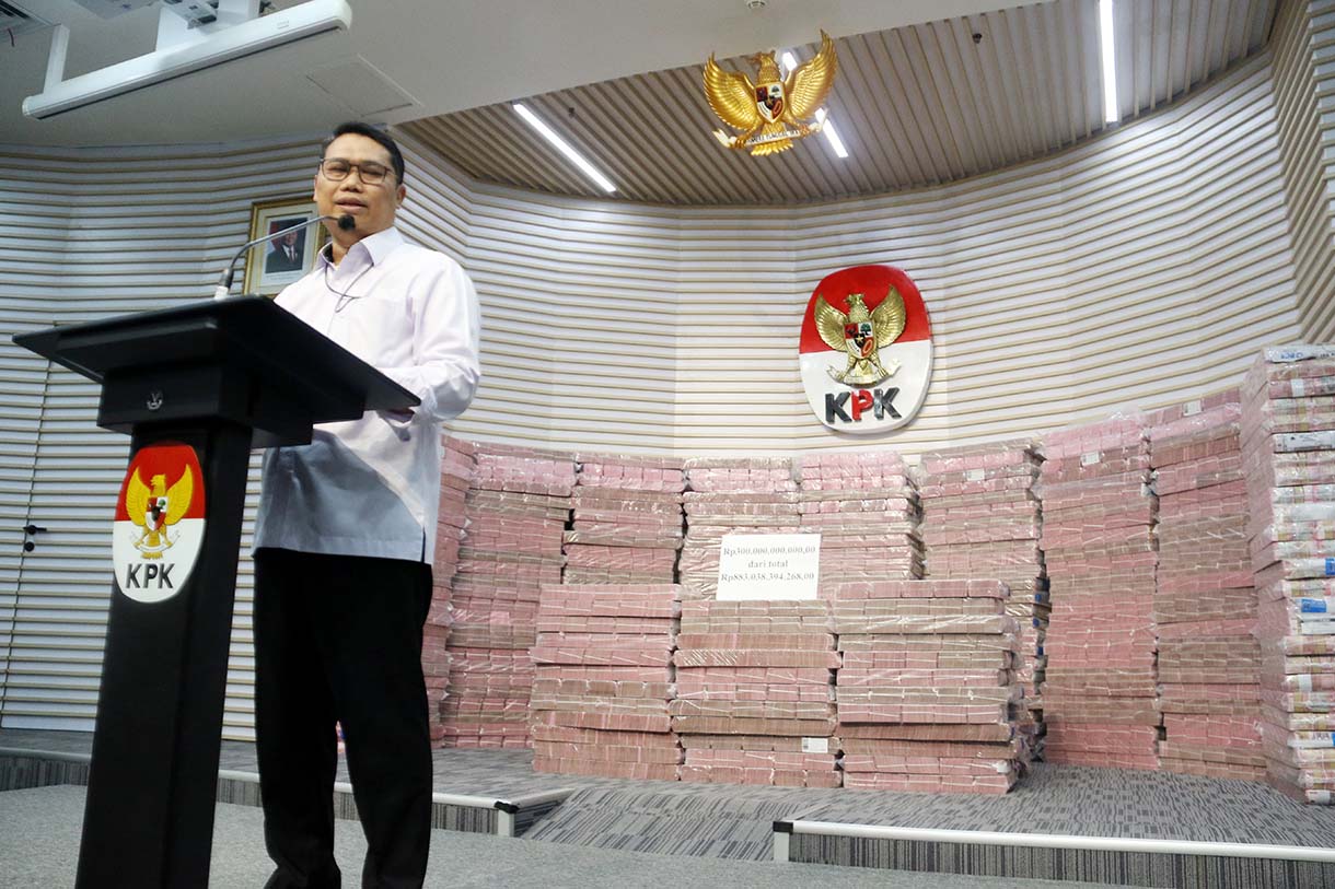 Plt Deputi Penindakan dan Eksekusi KPK, Asep Guntur Rahayu kanan menyerahkan secara simbolis uang rampasan kasus korupsi Taspen senilai Rp 883 Miliar kepada Direktur Utama PT Taspen, Rony Hanityo Aprianto di Gedung Merah Putih, KPK, Kuningan, Jakarta, Kamis (20/11/2025).  (Beritanasional.com/Oke Atmaja)