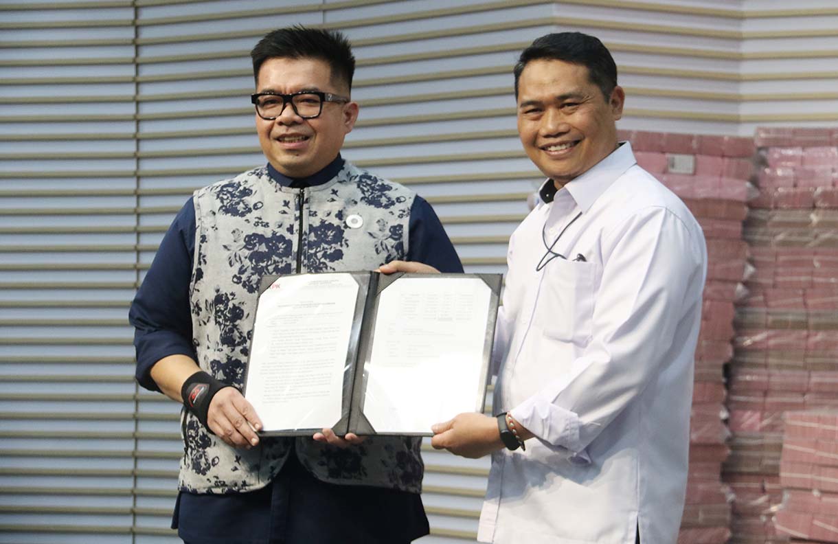 Plt Deputi Penindakan dan Eksekusi KPK, Asep Guntur Rahayu kanan menyerahkan secara simbolis uang rampasan kasus korupsi Taspen senilai Rp 883 Miliar kepada Direktur Utama PT Taspen, Rony Hanityo Aprianto di Gedung Merah Putih, KPK, Kuningan, Jakarta, Kamis (20/11/2025).  (Beritanasional.com/Oke Atmaja)