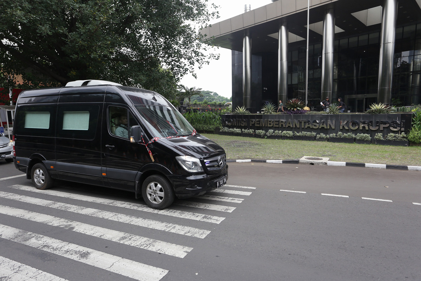 Mobil sitaan yang diduga milik tersangka mantan Menteri Pertanian Syahrul Yasin Limpo di Gedung Merah Putih KPK, Jakarta, Selasa (14/5/2024). (BeritaNasional.com/Oke Atmaja)