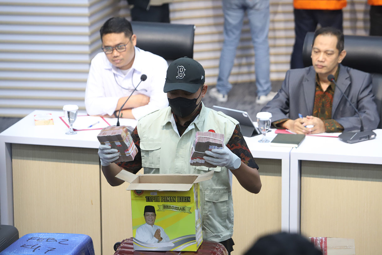 Petugas menunjukkan barang bukti sejumlah uang dalam konferensi pers penahanan enam tersangka OTT di Kalimantan Selatan, di Gedung Merah Putih KPK, Jakarta, Selasa (8/10/2024).  (BeritaNasional.com/Oke Atmaja)