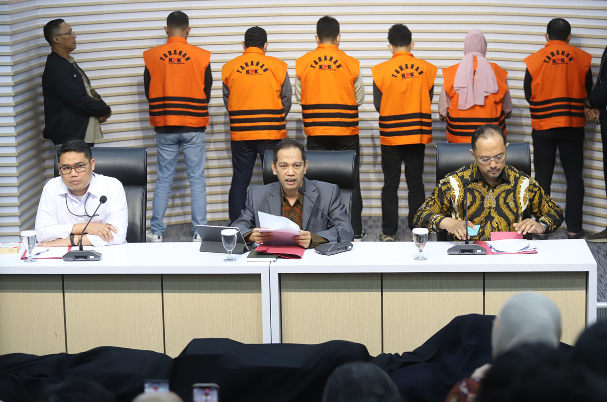 Petugas menunjukkan barang bukti sejumlah uang dalam konferensi pers penahanan enam tersangka OTT di Kalimantan Selatan, di Gedung Merah Putih KPK, Jakarta, Selasa (8/10/2024).  (BeritaNasional.com/Oke Atmaja)