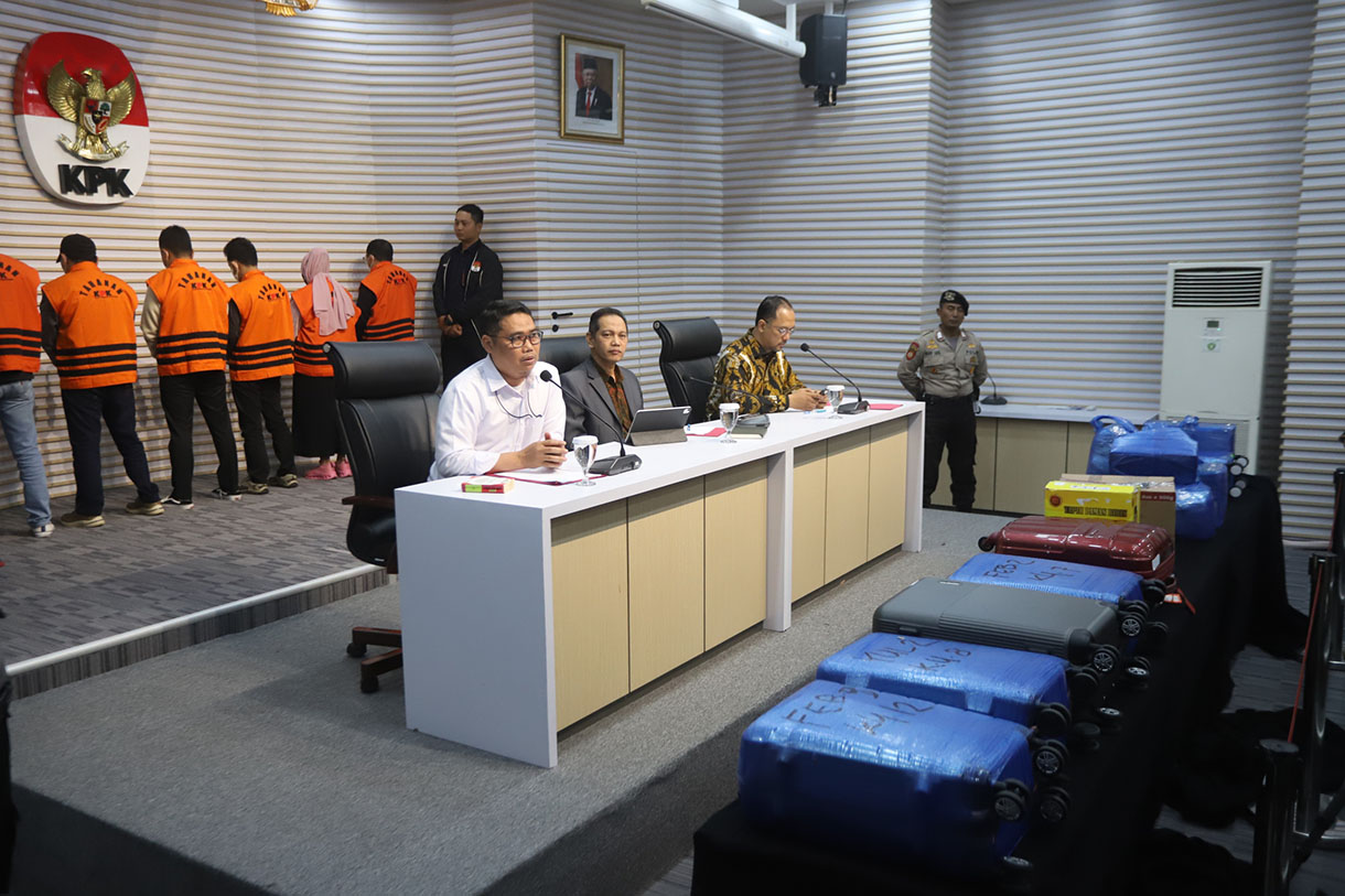 Petugas menunjukkan barang bukti sejumlah uang dalam konferensi pers penahanan enam tersangka OTT di Kalimantan Selatan, di Gedung Merah Putih KPK, Jakarta, Selasa (8/10/2024).  (BeritaNasional.com/Oke Atmaja)