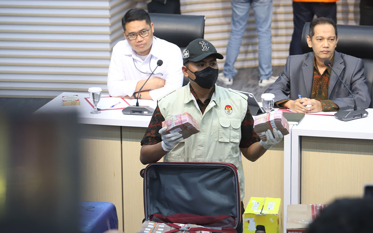 Petugas menunjukkan barang bukti sejumlah uang dalam konferensi pers penahanan enam tersangka OTT di Kalimantan Selatan, di Gedung Merah Putih KPK, Jakarta, Selasa (8/10/2024).  (BeritaNasional.com/Oke Atmaja)