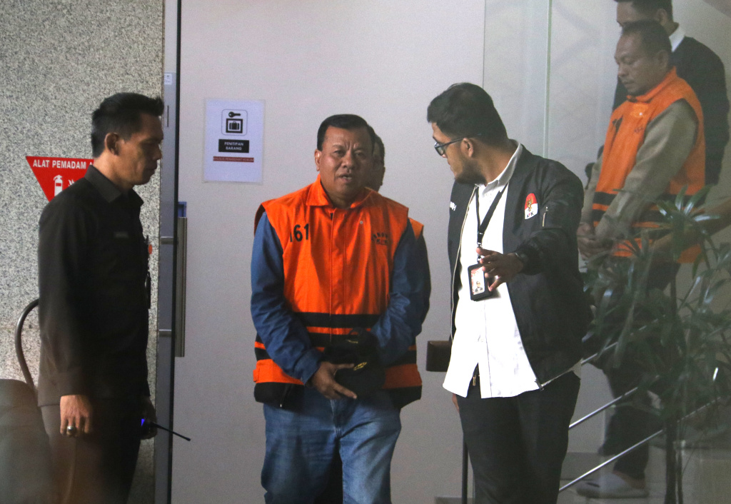Bupati Kuantan Singingi Suhardiman Amby  berjalan usai menjalani pemeriksaan di Gedung Merah Putih KPK, Jakarta, Rabu (1/7/2026). (Berita nasional.com/Oke Atmaja)