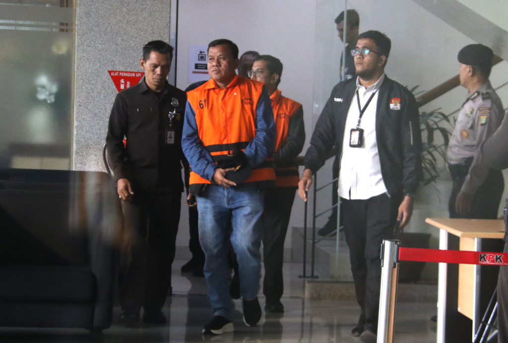 Bupati Kuantan Singingi Suhardiman Amby  berjalan usai menjalani pemeriksaan di Gedung Merah Putih KPK, Jakarta, Rabu (1/7/2026). (Berita nasional.com/Oke Atmaja)
