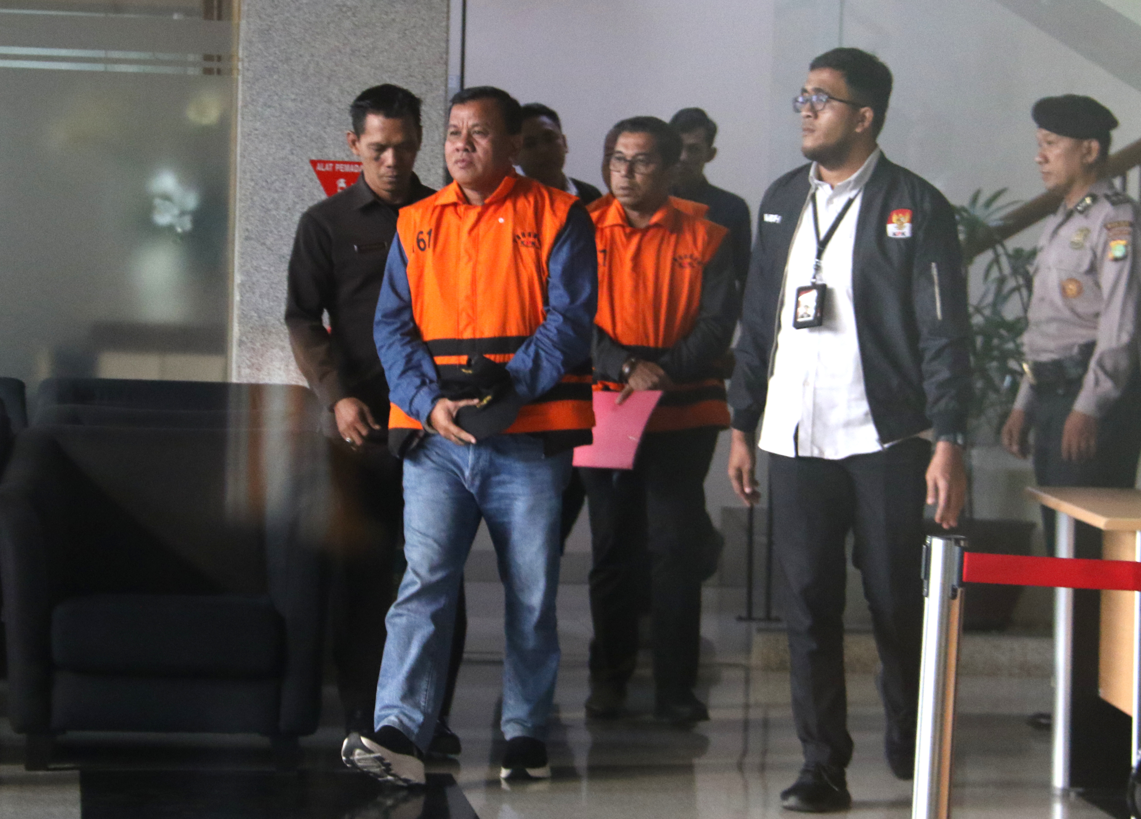 Bupati Kuantan Singingi Suhardiman Amby  berjalan usai menjalani pemeriksaan di Gedung Merah Putih KPK, Jakarta, Rabu (1/7/2026). (Berita nasional.com/Oke Atmaja)