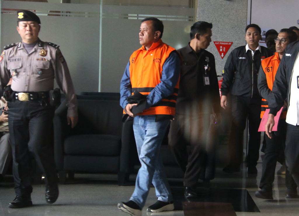 Bupati Kuantan Singingi Suhardiman Amby  berjalan usai menjalani pemeriksaan di Gedung Merah Putih KPK, Jakarta, Rabu (1/7/2026). (Berita nasional.com/Oke Atmaja)