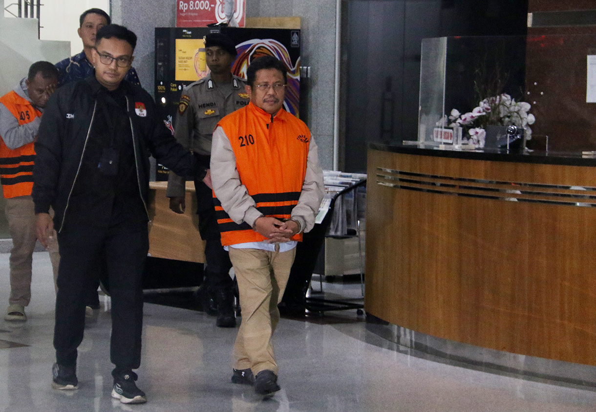 Bupati Lombok Barat Lalu Ahmad Zaini (kanan) berjalan menuju mobil tahanan usai menjalani pemeriksaan di Gedung Merah Putih KPK, Jakarta, Selasa (21/7/2026). (Beritanasional.com/Oke Atmaja)