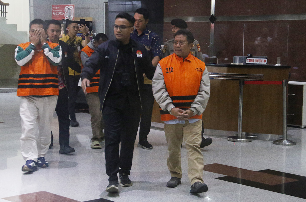 Bupati Lombok Barat Lalu Ahmad Zaini (kanan) berjalan menuju mobil tahanan usai menjalani pemeriksaan di Gedung Merah Putih KPK. (Beritanasional.com/Oke Atmaja)