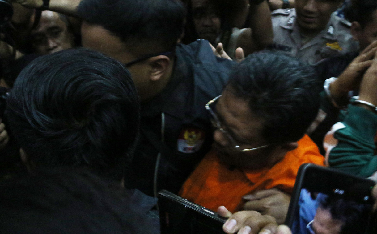 Bupati Lombok Barat Lalu Ahmad Zaini (kanan) berjalan menuju mobil tahanan usai menjalani pemeriksaan di Gedung Merah Putih KPK, Jakarta, Selasa (21/7/2026). (Beritanasional.com/Oke Atmaja)