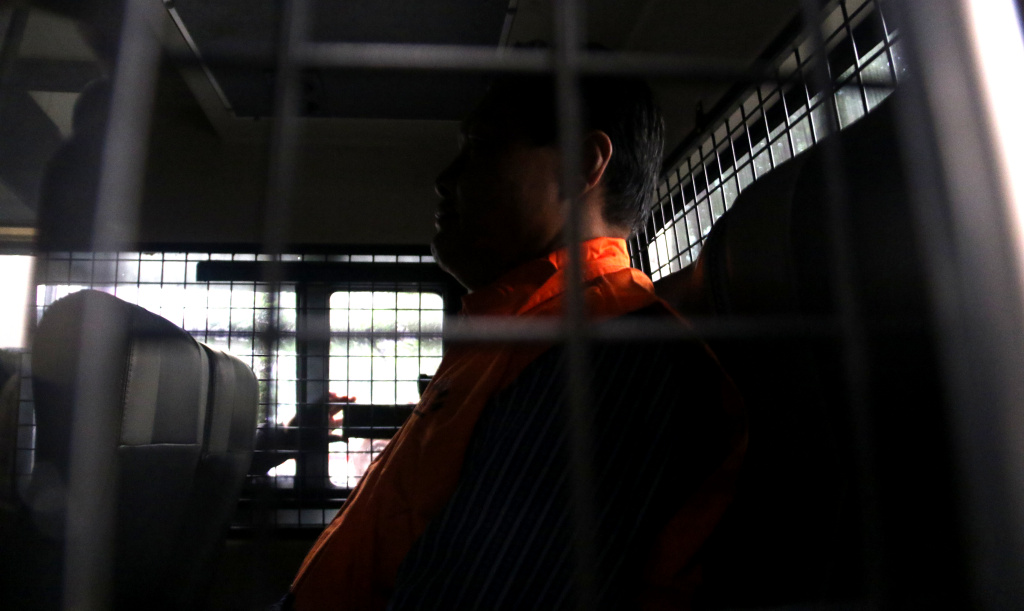 Bupati Muara Enim Edison (kedua kanan) berjalan dengan mengenakan rompi tahanan usai menjalani pemeriksaan di Gedung Merah Putih KPK, Jakarta, Selasa (9/6/2026). (Beritanasional.com/Oke Atmaja)