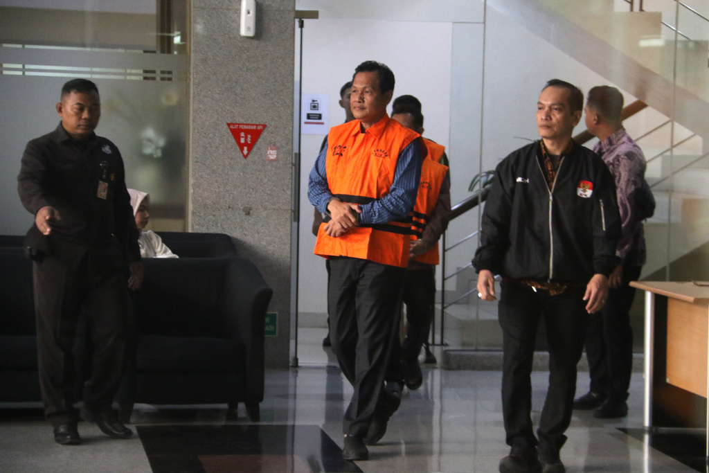 Bupati Muara Enim Edison (kedua kanan) berjalan dengan mengenakan rompi tahanan usai menjalani pemeriksaan di Gedung Merah Putih KPK, Jakarta, Selasa (9/6/2026). (Beritanasional.com/Oke Atmaja)