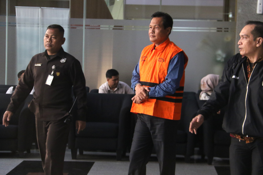 Bupati Muara Enim Edison (kedua kanan) berjalan dengan mengenakan rompi tahanan usai menjalani pemeriksaan di Gedung Merah Putih KPK, Jakarta, Selasa (9/6/2026). (Beritanasional.com/Oke Atmaja)