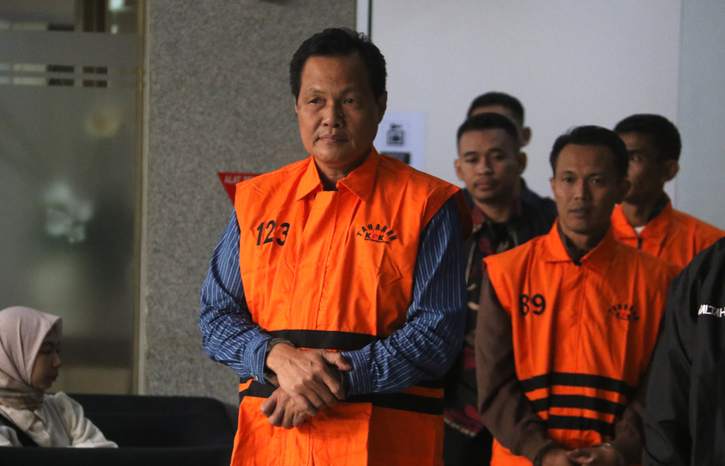 Bupati Muara Enim Edison (kedua kanan) berjalan dengan mengenakan rompi tahanan usai menjalani pemeriksaan di Gedung Merah Putih KPK, Jakarta, Selasa (9/6/2026). (Beritanasional.com/Oke Atmaja)