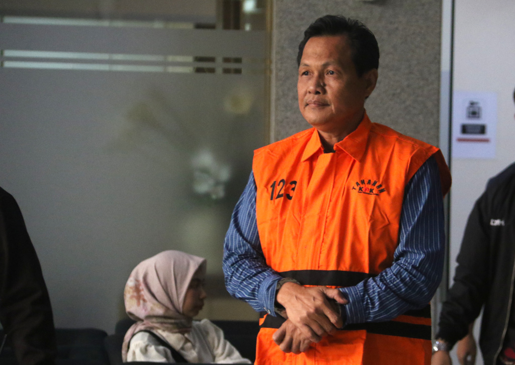 Bupati Muara Enim Edison (kedua kanan) berjalan dengan mengenakan rompi tahanan usai menjalani pemeriksaan di Gedung Merah Putih KPK, Jakarta, Selasa (9/6/2026). (Beritanasional.com/Oke Atmaja)