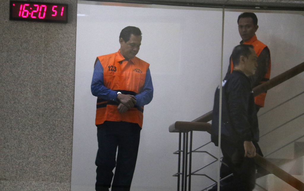 Bupati Muara Enim Edison (kedua kanan) berjalan dengan mengenakan rompi tahanan usai menjalani pemeriksaan di Gedung Merah Putih KPK, Jakarta, Selasa (9/6/2026). (Beritanasional.com/Oke Atmaja)