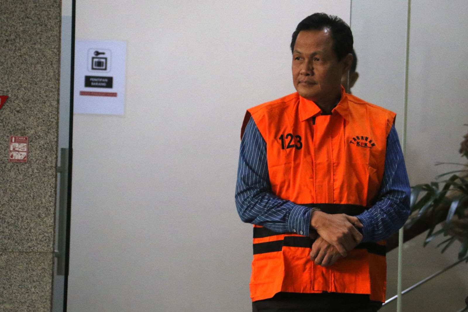 Bupati Muara Enim Edison (kedua kanan) berjalan dengan mengenakan rompi tahanan usai menjalani pemeriksaan di Gedung Merah Putih KPK, Jakarta, Selasa (9/6/2026). (Beritanasional.com/Oke Atmaja)