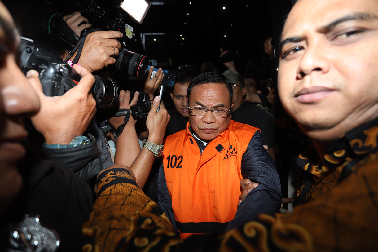 Mantan Kabupaten Pati Sudewo berjalan menuju mobil tahanan usai pemeriksaan di Gedung KPK Merah Putih, Jakarta, Selasa (20/1/2026). (Beritanasional.com/Oke Atmaja)