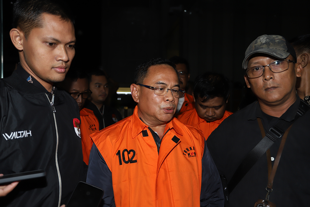 Tersangka kasus dugaan tindak pidana korupsi terkait pemerasan dalam pengisian jabatan perangkat desa di lingkungan Pemerintah Kabupaten Pati Sudewo berjalan menuju mobil tahanan usai pemeriksaan di Gedung KPK Merah Putih, Jakarta, Selasa (20/1/2026).   (Beritanasional.com/Oke Atmaja)