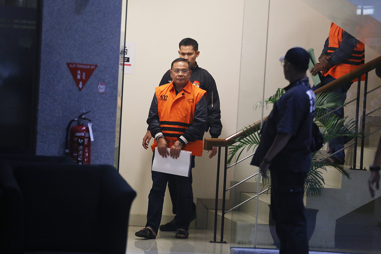 Bupati Pati Sudewo berjalan menuju mobil tahanan usai pemeriksaan di Gedung KPK Merah Putih, Jakarta.   (Beritanasional.com/Oke Atmaja)