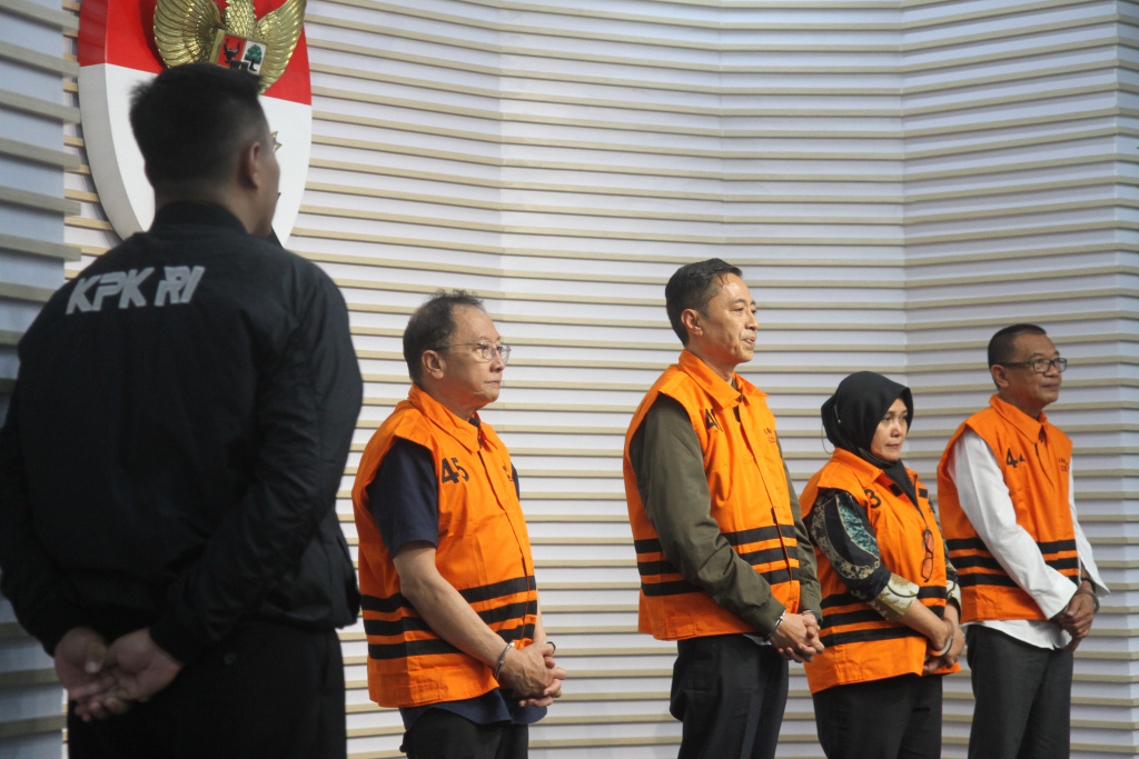KPK Tahan Empat Tersangka Korupsi di Kemenaker Empat tersangka dugaan pemerasan dalam pengurusan Rencana Penggunaan Tenaga Kerja Asing (RPTKA) di lingkungan Kementerian Ketenagakerjaan, mantan Direktur Pengendalian Penggunaan TKA Kemenaker Wisnu Pramono (kiri), mantan Dirjen Binapenta dan PKK Kemenaker Haryanto (kedua kiri), mantan Direktur PPTKA Kemenaker Devi Anggraeni (kedua kanan), dan mantan Direktur Jenderal Pembinaan Penempatan Tenaga Kerja dan Perluasan Kesempatan Kerja Kemenaker Suhartono (kanan) berdiri dalam konferensi pers penahanan mereka di Gedung Merah Putih KPK, Jakarta, Kamis (17/7/2025). (Beritanasional.com/ Oke Atmaja)