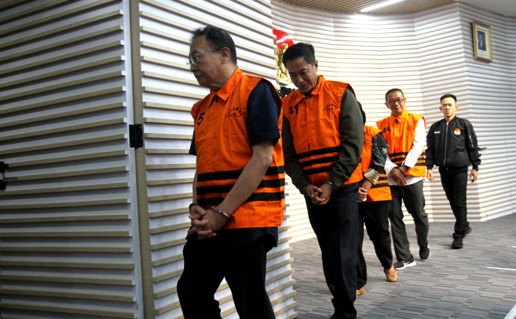 KPK Tahan Empat Tersangka Korupsi di Kemenaker Empat tersangka dugaan pemerasan dalam pengurusan Rencana Penggunaan Tenaga Kerja Asing (RPTKA) di lingkungan Kementerian Ketenagakerjaan, mantan Direktur Pengendalian Penggunaan TKA Kemenaker Wisnu Pramono (kiri), mantan Dirjen Binapenta dan PKK Kemenaker Haryanto (kedua kiri), mantan Direktur PPTKA Kemenaker Devi Anggraeni (kedua kanan), dan mantan Direktur Jenderal Pembinaan Penempatan Tenaga Kerja dan Perluasan Kesempatan Kerja Kemenaker Suhartono (kanan) berdiri dalam konferensi pers penahanan mereka di Gedung Merah Putih KPK, Jakarta, Kamis (17/7/2025). (Beritanasional.com/ Oke Atmaja)