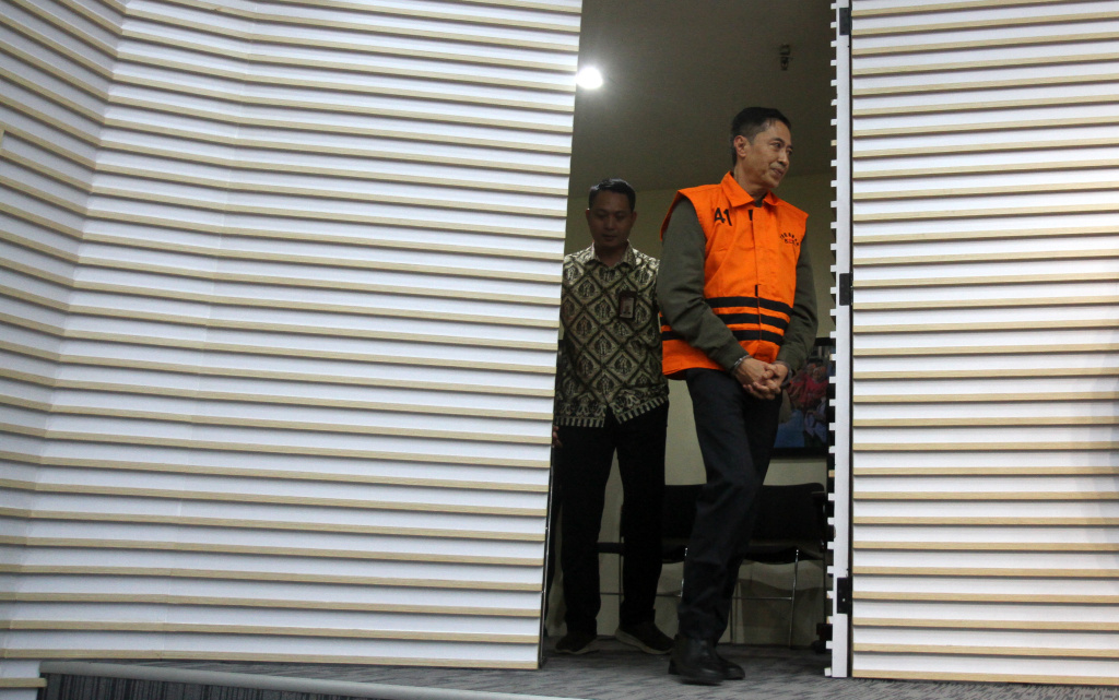 KPK Tahan Empat Tersangka Korupsi di Kemenaker Empat tersangka dugaan pemerasan dalam pengurusan Rencana Penggunaan Tenaga Kerja Asing (RPTKA) di lingkungan Kementerian Ketenagakerjaan, mantan Direktur Pengendalian Penggunaan TKA Kemenaker Wisnu Pramono (kiri), mantan Dirjen Binapenta dan PKK Kemenaker Haryanto (kedua kiri), mantan Direktur PPTKA Kemenaker Devi Anggraeni (kedua kanan), dan mantan Direktur Jenderal Pembinaan Penempatan Tenaga Kerja dan Perluasan Kesempatan Kerja Kemenaker Suhartono (kanan) berdiri dalam konferensi pers penahanan mereka di Gedung Merah Putih KPK, Jakarta, Kamis (17/7/2025). (Beritanasional.com/ Oke Atmaja)