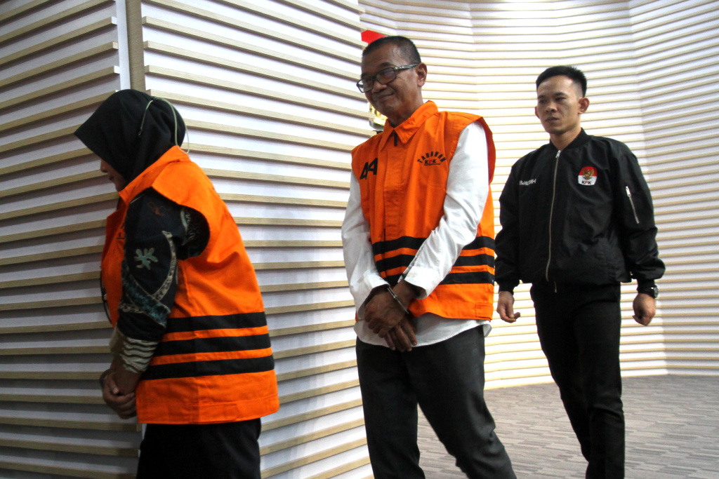 KPK Tahan Empat Tersangka Korupsi di Kemenaker Empat tersangka dugaan pemerasan dalam pengurusan Rencana Penggunaan Tenaga Kerja Asing (RPTKA) di lingkungan Kementerian Ketenagakerjaan, mantan Direktur Pengendalian Penggunaan TKA Kemenaker Wisnu Pramono (kiri), mantan Dirjen Binapenta dan PKK Kemenaker Haryanto (kedua kiri), mantan Direktur PPTKA Kemenaker Devi Anggraeni (kedua kanan), dan mantan Direktur Jenderal Pembinaan Penempatan Tenaga Kerja dan Perluasan Kesempatan Kerja Kemenaker Suhartono (kanan) berdiri dalam konferensi pers penahanan mereka di Gedung Merah Putih KPK, Jakarta, Kamis (17/7/2025). (Beritanasional.com/ Oke Atmaja)
