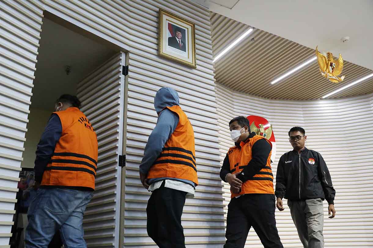 Lima tersangka kasus dugaan korupsi proyek pembangunan jalan di Dinas PUPR dan preservasi jalan di Satuan Kerja Pelaksanaan Jalan Nasional (PJN) Wilayah I Sumatera Utara mengenakan rompi tahanan usai menjalani pemeriksaan di Gedung Merah Putih KPK, Jakarta, Sabtu (28/6/2025).  (Beritanasional.com/Oke Atmaja)