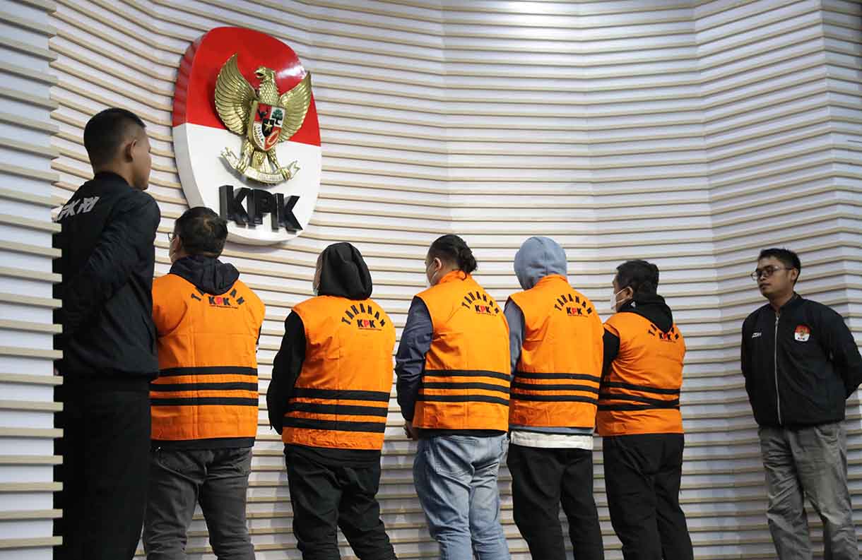 Lima tersangka kasus dugaan korupsi proyek pembangunan jalan di Dinas PUPR dan preservasi jalan di Satuan Kerja Pelaksanaan Jalan Nasional (PJN) Wilayah I Sumatera Utara mengenakan rompi tahanan usai menjalani pemeriksaan di Gedung Merah Putih KPK, Jakarta, Sabtu (28/6/2025).  (Beritanasional.com/Oke Atmaja)