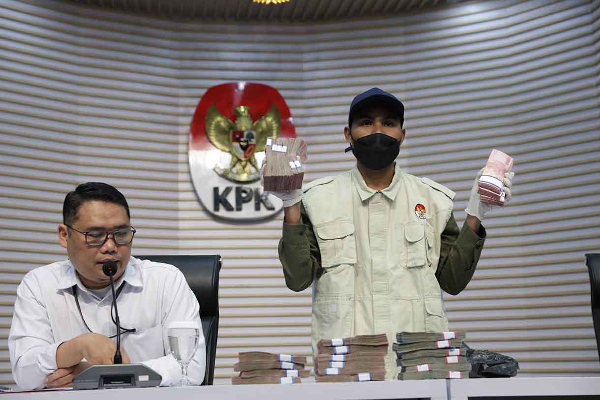 Lima tersangka kasus dugaan korupsi proyek pembangunan jalan di Dinas PUPR dan preservasi jalan di Satuan Kerja Pelaksanaan Jalan Nasional (PJN) Wilayah I Sumatera Utara mengenakan rompi tahanan usai menjalani pemeriksaan di Gedung Merah Putih KPK, Jakarta, Sabtu (28/6/2025).  (Beritanasional.com/Oke Atmaja)