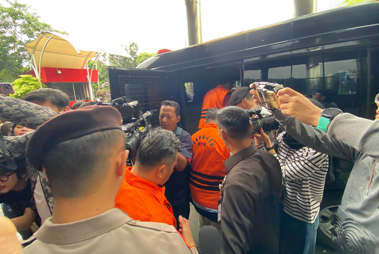 Kepala KPP Madya Jakarta Utara Dwi Budi  menggunakan rompi tahanan usai menjalani pemeriksaan di Gedung Merah Putih KPK, Jakarta, Minggu (11/1/2026). (Beritanasional.com/HO/Oke Atmaja)