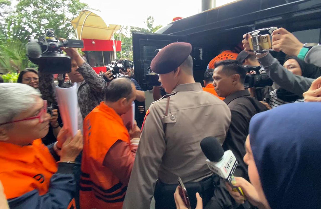 Kepala KPP Madya Jakarta Utara Dwi Budi  menggunakan rompi tahanan usai menjalani pemeriksaan di Gedung Merah Putih KPK, Jakarta, Minggu (11/1/2026). (Beritanasional.com/HO/Oke Atmaja)