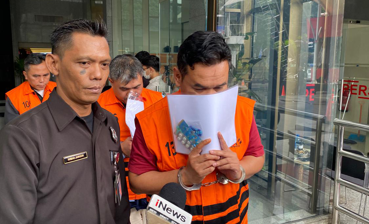 Kepala KPP Madya Jakarta Utara Dwi Budi menggunakan rompi tahanan usai menjalani pemeriksaan di Gedung Merah Putih KPK. (Beritanasional/HO/Oke Atmaja)