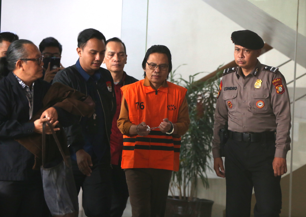 Tersangka kasus dugaan gratifikasi dalam pengadaan barang dan jasa Ma'ruf Cahyono (tengah) mengenakan rompi tahanan usai menjalani pemeriksaan di Gedung Merah Putih KPK, Jakarta, Kamis (9/7/2026). (Beritanasional.com/Oke Atmaja)