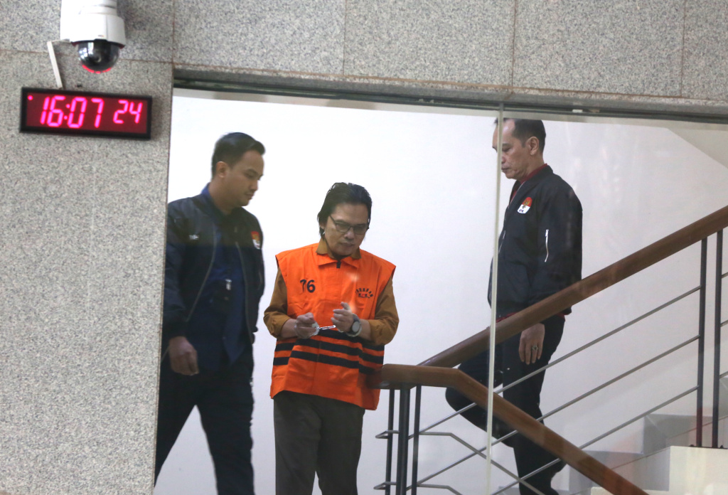 Tersangka kasus dugaan gratifikasi dalam pengadaan barang dan jasa Ma'ruf Cahyono (tengah) mengenakan rompi tahanan usai menjalani pemeriksaan di Gedung Merah Putih KPK, Jakarta, Kamis (9/7/2026). (Beritanasional.com/Oke Atmaja)