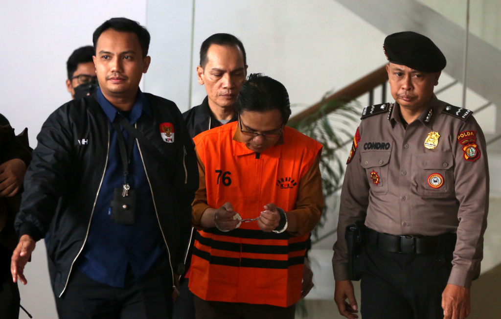 Tersangka kasus dugaan gratifikasi dalam pengadaan barang dan jasa Ma'ruf Cahyono (tengah) mengenakan rompi tahanan usai menjalani pemeriksaan di Gedung Merah Putih KPK, Jakarta, Kamis (9/7/2026). (Beritanasional.com/Oke Atmaja)