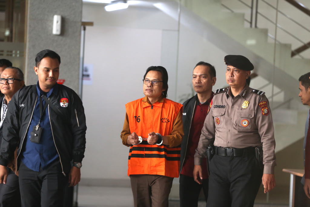 Tersangka kasus dugaan gratifikasi dalam pengadaan barang dan jasa Ma'ruf Cahyono (tengah) mengenakan rompi tahanan usai menjalani pemeriksaan di Gedung Merah Putih KPK, Jakarta, Kamis (9/7/2026). (Beritanasional.com/Oke Atmaja)