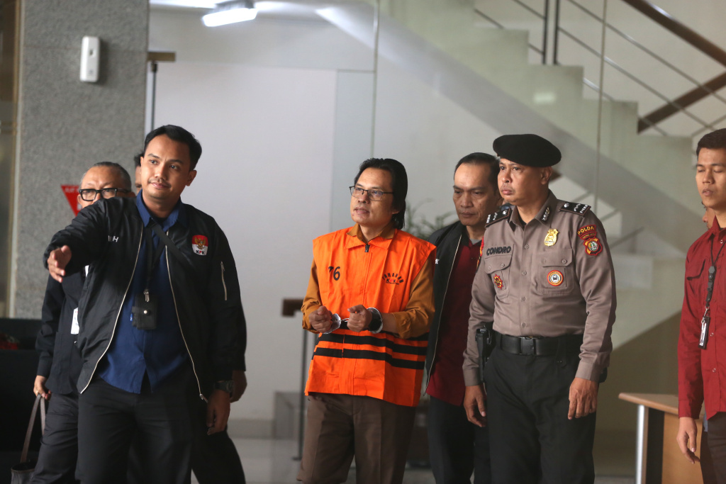 Tersangka kasus dugaan gratifikasi dalam pengadaan barang dan jasa Ma'ruf Cahyono (tengah) mengenakan rompi tahanan usai menjalani pemeriksaan di Gedung Merah Putih KPK, Jakarta, Kamis (9/7/2026). (Beritanasional.com/Oke Atmaja)