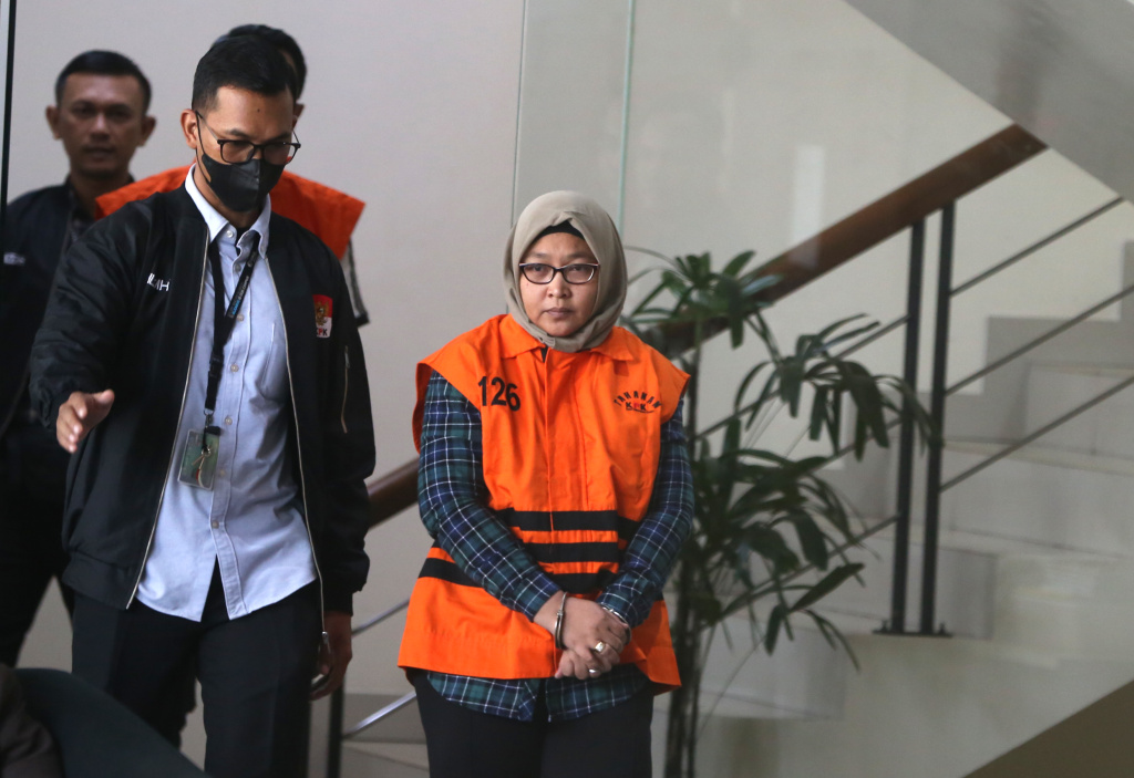 Tersangka kasus dugaan suap pengaturan temuan pemeriksaan BPK di Pemkab Muara Enim, Titin Rita Lestari memakai rompi tahanan usai menjalani pemeriksaan di Gedung Merah Putih KPK, Jakarta, Kamis (11/6/2026). (Beritanasional.com/Oke Atmaja)