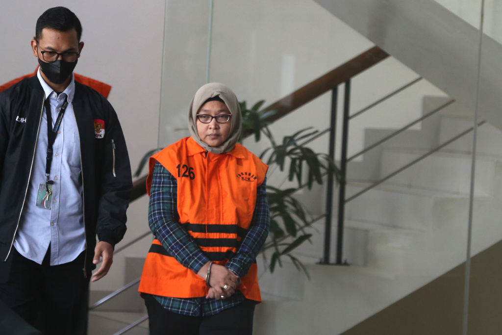 Tersangka kasus dugaan suap pengaturan temuan pemeriksaan BPK di Pemkab Muara Enim, Titin Rita Lestari memakai rompi tahanan usai menjalani pemeriksaan di Gedung Merah Putih KPK, Jakarta, Kamis (11/6/2026). (Beritanasional.com/Oke Atmaja)
