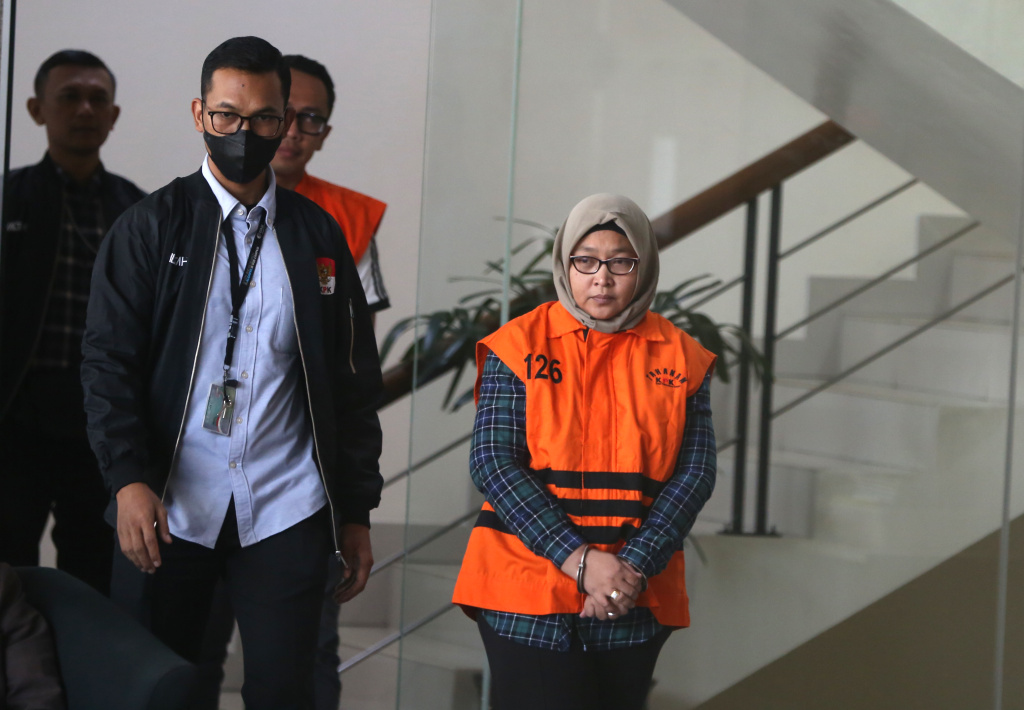 Tersangka kasus dugaan suap pengaturan temuan pemeriksaan BPK di Pemkab Muara Enim, Titin Rita Lestari memakai rompi tahanan usai menjalani pemeriksaan di Gedung Merah Putih KPK, Jakarta, Kamis (11/6/2026). (Beritanasional.com/Oke Atmaja)