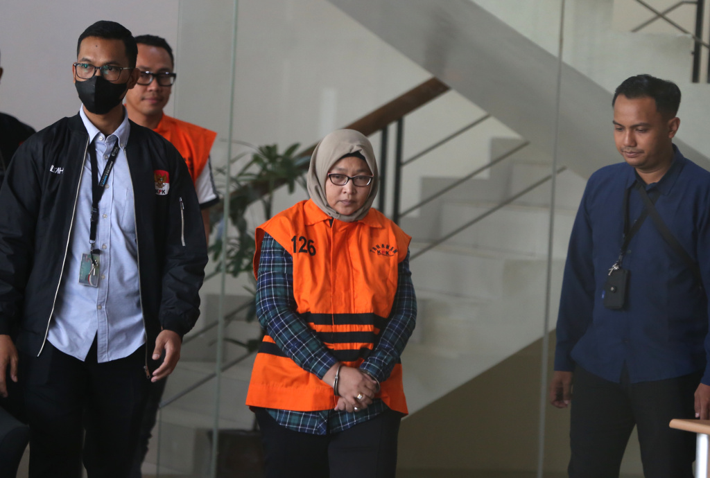 Tersangka kasus dugaan suap pengaturan temuan pemeriksaan BPK di Pemkab Muara Enim, Titin Rita Lestari memakai rompi tahanan usai menjalani pemeriksaan di Gedung Merah Putih KPK, Jakarta, Kamis (11/6/2026). (Beritanasional.com/Oke Atmaja)