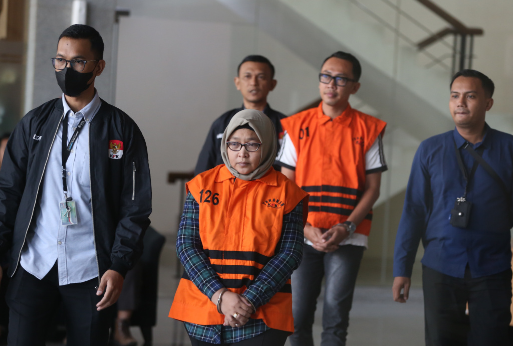 Tersangka kasus dugaan suap hasil audit BPK di Pemkab Muara Enim, Titin Rita Lestari di Gedung Merah Putih KPK, Jakarta, Kamis (11/6/2026). (Beritanasional.com/Oke Atmaja)