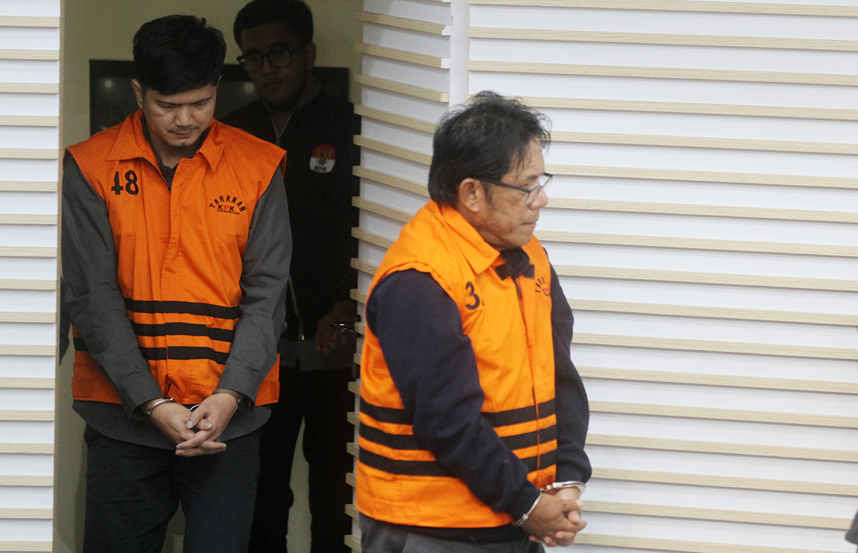 Plt Deputi Penindakan dan Eksekusi KPK Asep Guntur Rahayu (bawah kiri) bersama Juru Bicara KPK Budi Prasetyo (bawah kanan) menghadirkan tersangka kasus dugaan suap izin pemanfaatan kawasan hutan Direktur Utama PT Inhutani V Dicky Yuanda Rady (atas kedua kanan), staf perizinan PT Sungai Budi Grup Aditya (atas tengah), dan Direktur Utama PT Paramita Mulia Langgeng Djunaidi (atas kedua kiri) di Gedung Merah Putih KPK, Jakarta, Kamis (14/8/2025).(Beritanasional.com/Oke Atmaja)
